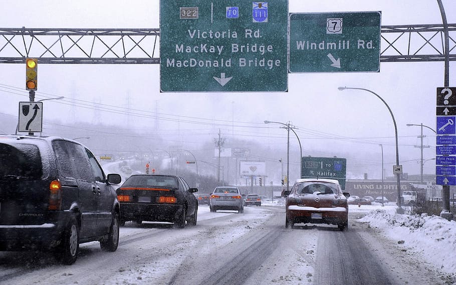 Cars heading toward the MacKay Bridge from Dartmouth in Nova Scotia in Halifax, HD wallpaper