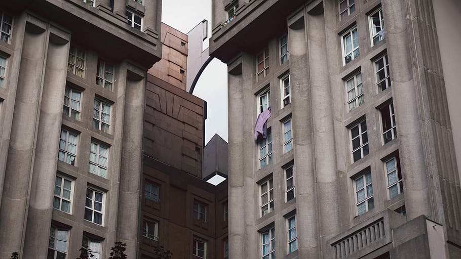 Espaces d’Abraxas, by Ricardo Bofill - 1983, brown concrete building at daytime, HD wallpaper