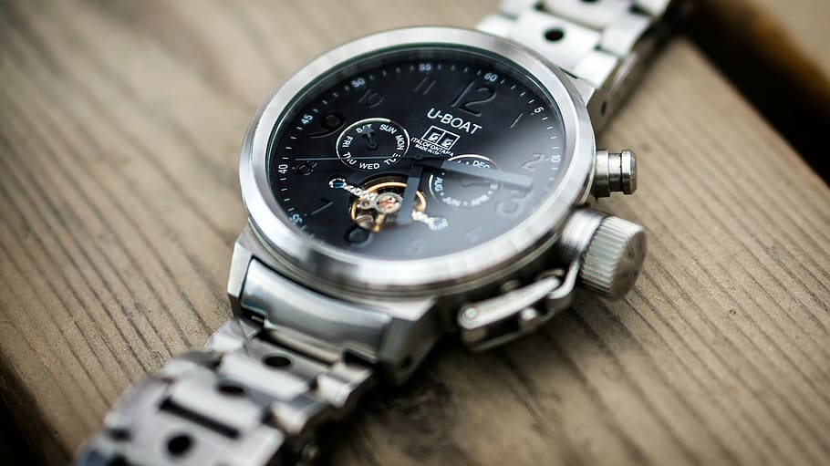 selective focus photography of round black U-Boat chronograph watch with at 5:15 HD wallpaper