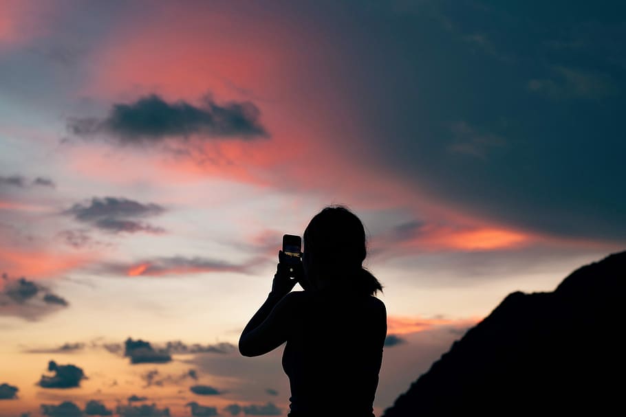 silhouette of person holding phone, silhouette of woman using smartphone HD wallpaper