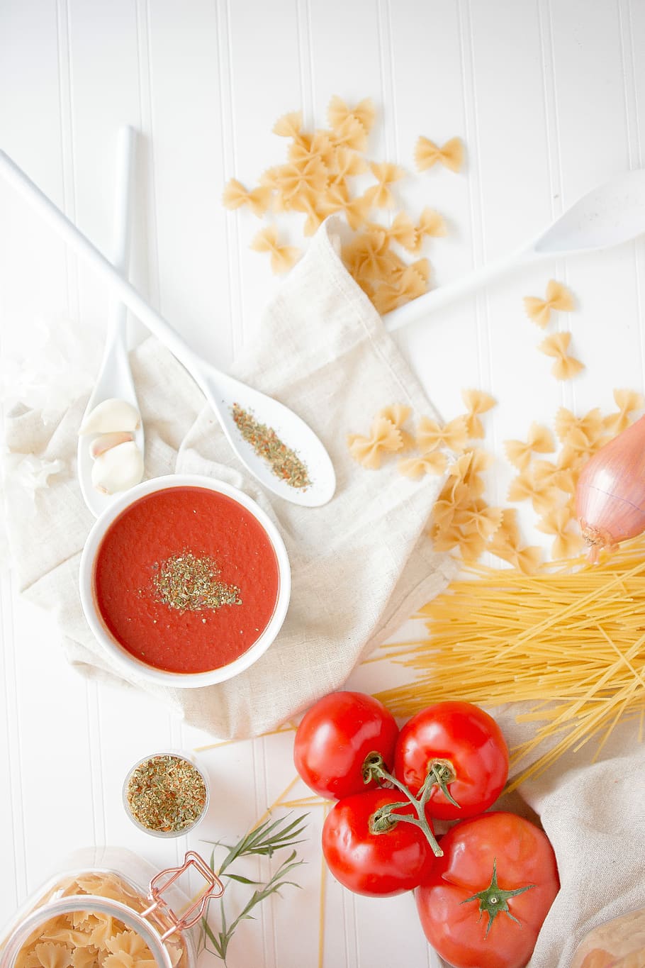 four red tomatoes beside pasta and bowl, red tomatoes beside pastas, HD wallpaper