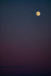 photograph of moon, body of water under moon during night time HD wallpaper