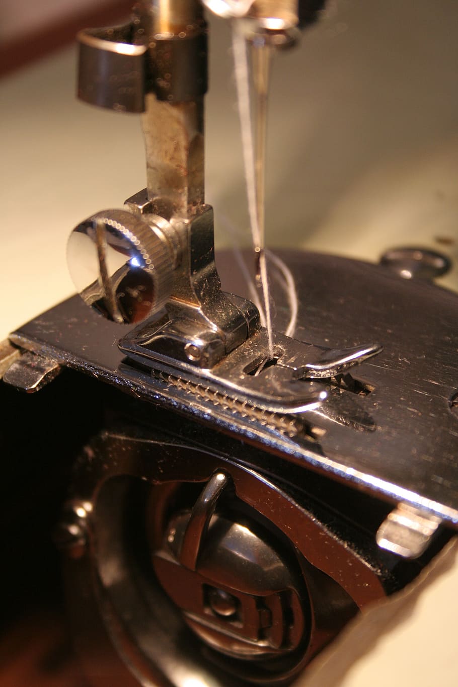black treadles sewing machine, lockstitch, bobbin case, needle, HD wallpaper