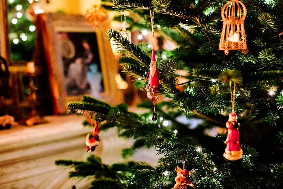 pre-lit Christmas tree, green Christmas tree with ornaments, pine tree HD wallpaper