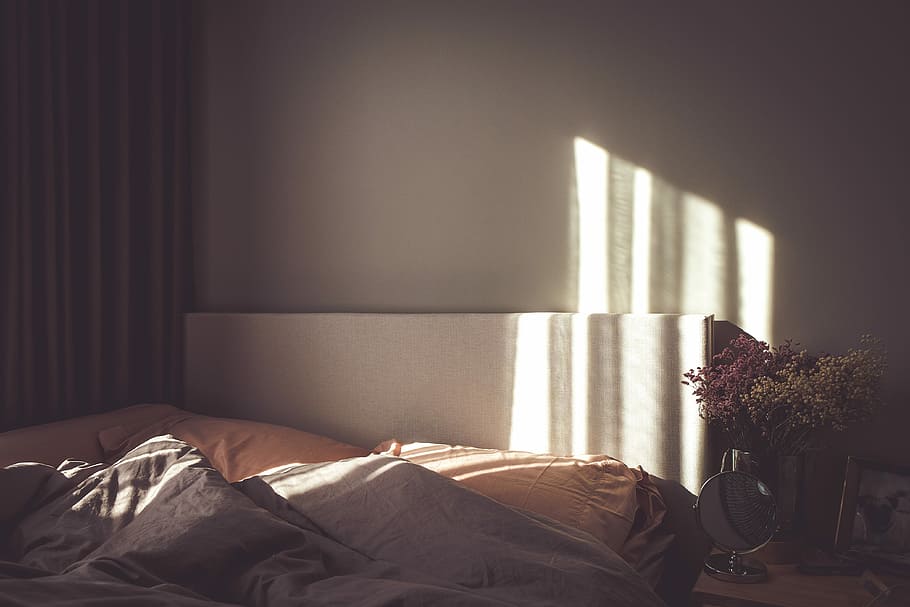 flowers in empty bedroom, bed beside window, sunshine, feel, warm, HD wallpaper