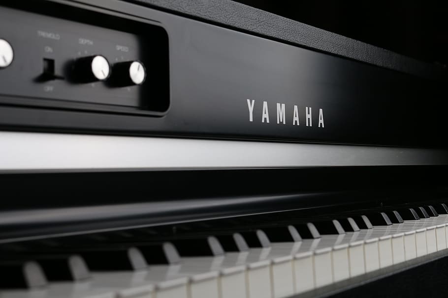 close-up photography of black Yamaha electronic keyboard, brand