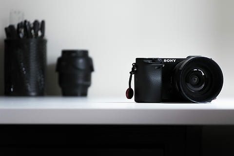 black Sony DSLR camera on white desk, black Sony DSLR camera on white table HD wallpaper