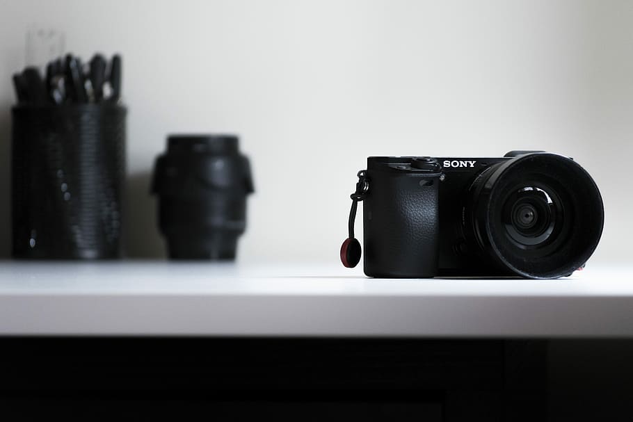 black Sony DSLR camera on white desk, black Sony DSLR camera on white table HD wallpaper