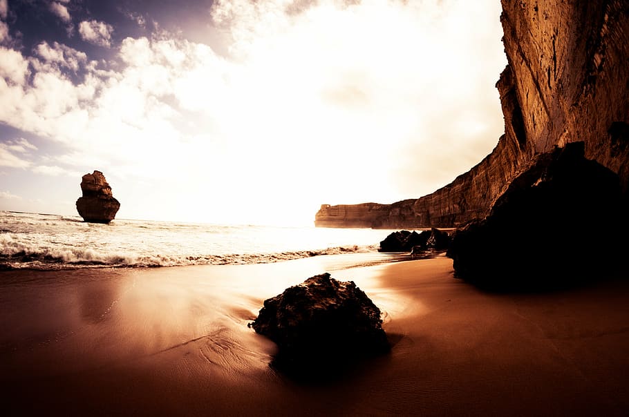 landscape photography of seashore, beach, boulder, dawn, dusk HD wallpaper