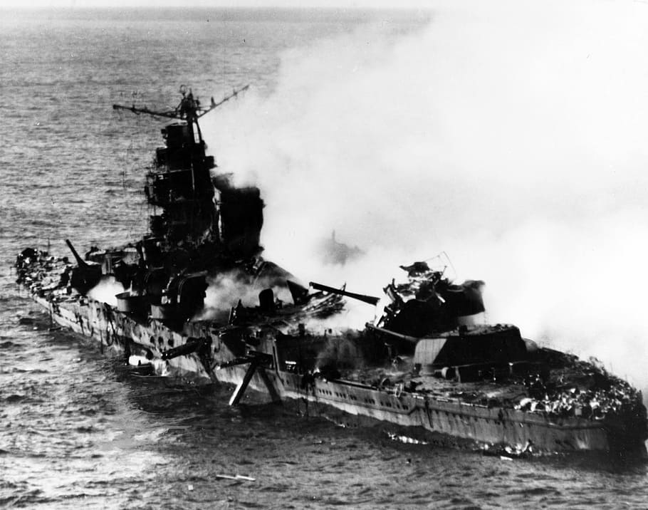 Mikuma shortly before sinking during Battle of Midway, World War II, HD wallpaper