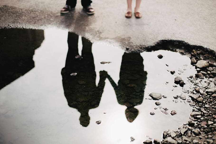 man and woman holding hand together, water reflection of couple holding hands together HD wallpaper