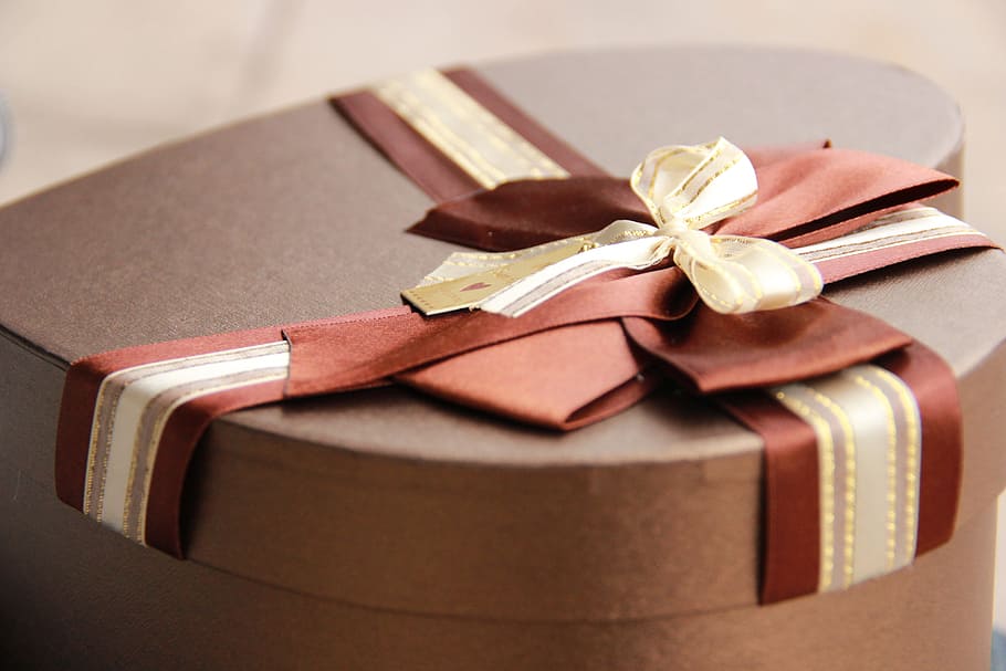 heart-shaped brown gift box, couples, love, celebration, ribbon HD wallpaper