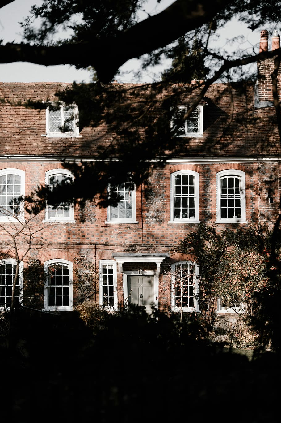 red brick 3-storey house, building, architecture, tree, mansion HD wallpaper