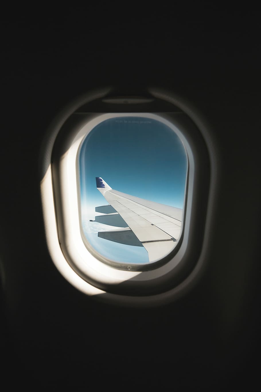 shallow focus of plane, gray airplane wing, window, view, sky HD wallpaper