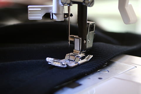 close-up photography of white electric sewing machine, precision HD wallpaper