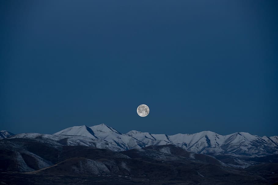 white and black high mountains under blue sky at full moon, snow, HD wallpaper