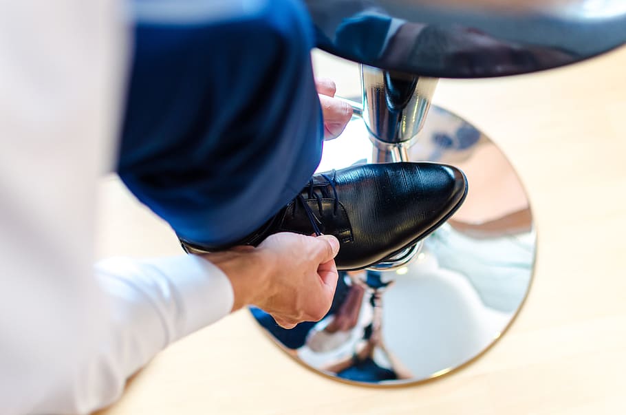 person tying shoes, povolání, svatba, člověče, zasedacích, HD wallpaper