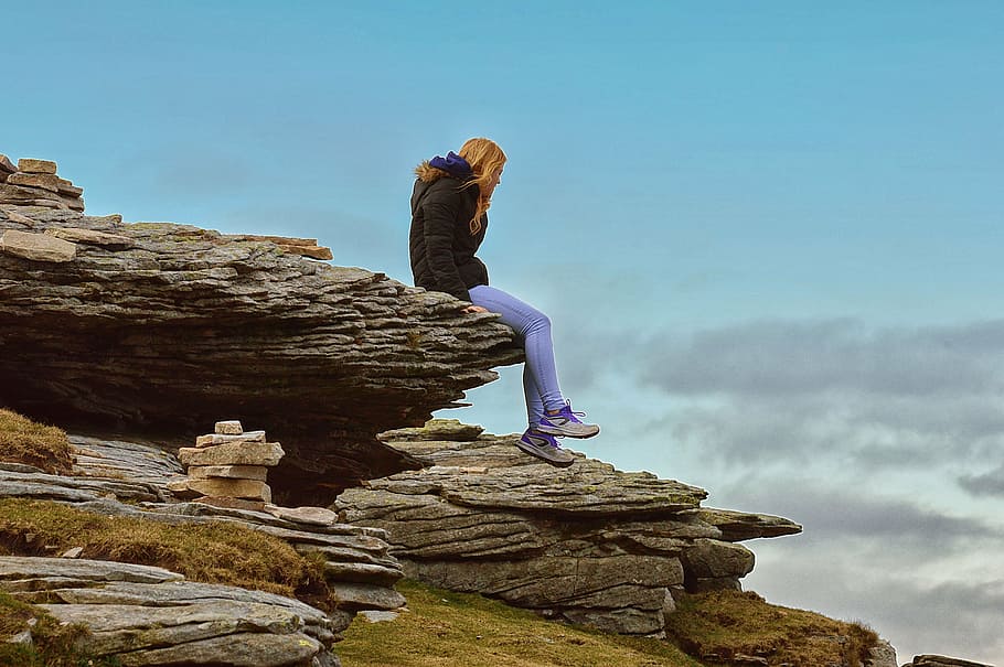 woman sitting on cliff, meditation, thinking, horizon, mountain HD wallpaper