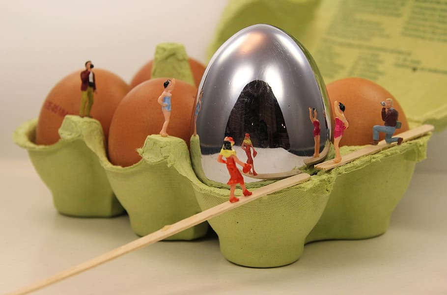 miniature figures, fried, egg, funny, mirror image, representation HD wallpaper