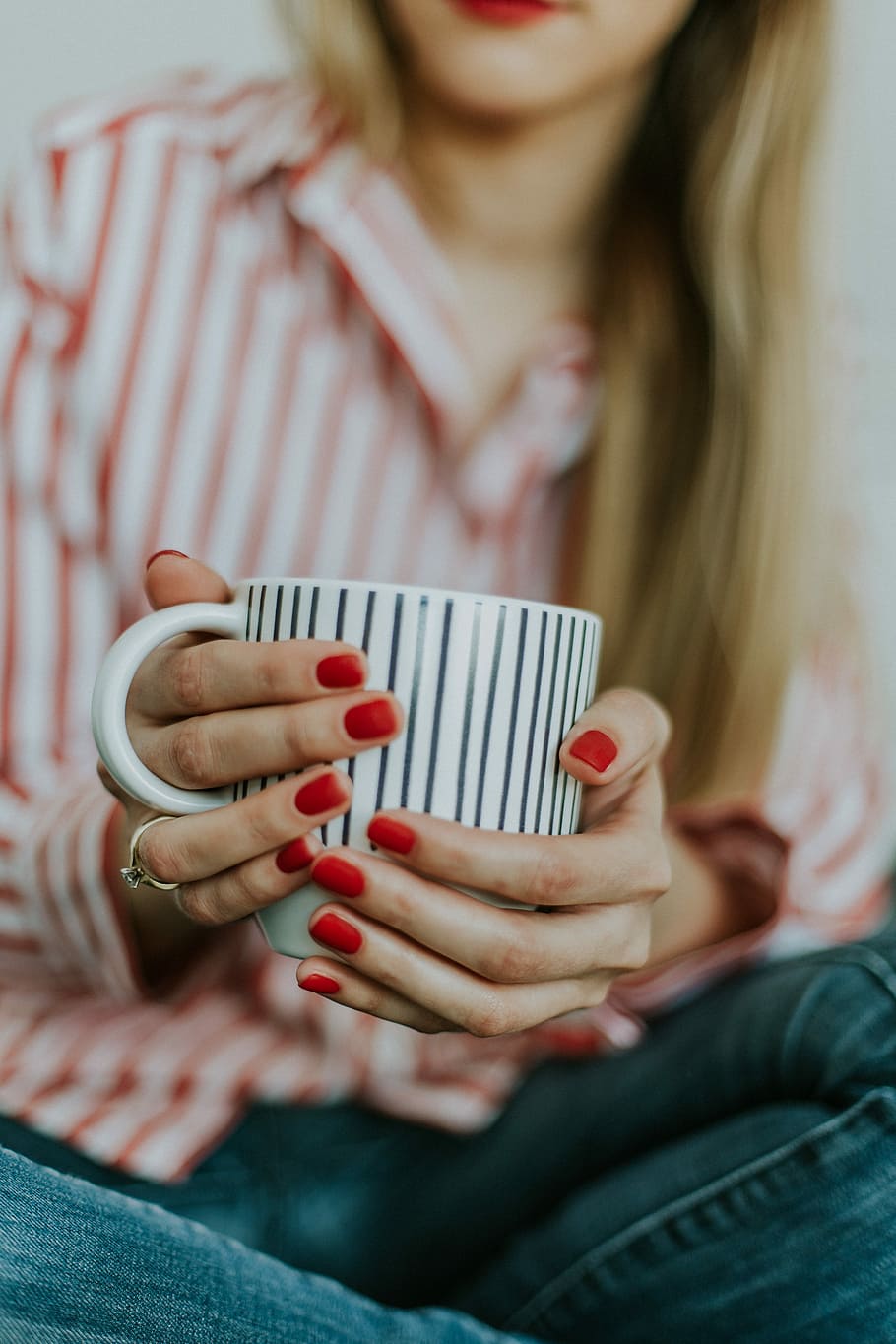 selective focus photo of a woman holding a white coffee mug, woman holding coffee mug HD wallpaper