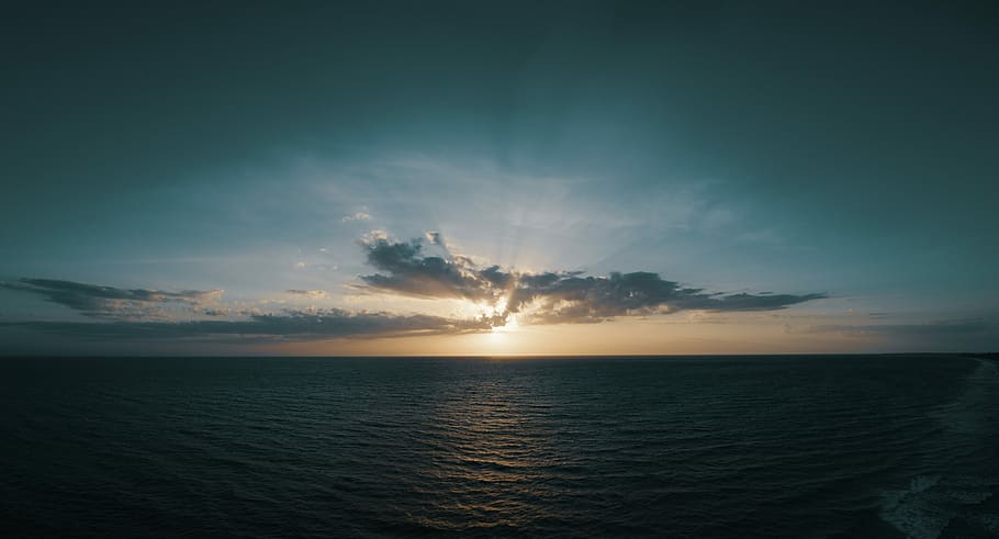 body of water at sunrise, silhouette of clouds over body of water HD wallpaper