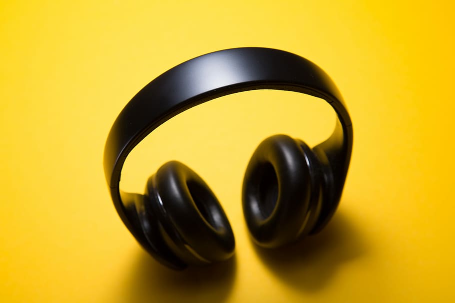 wireless headphones with yellow background, black cordless headphones