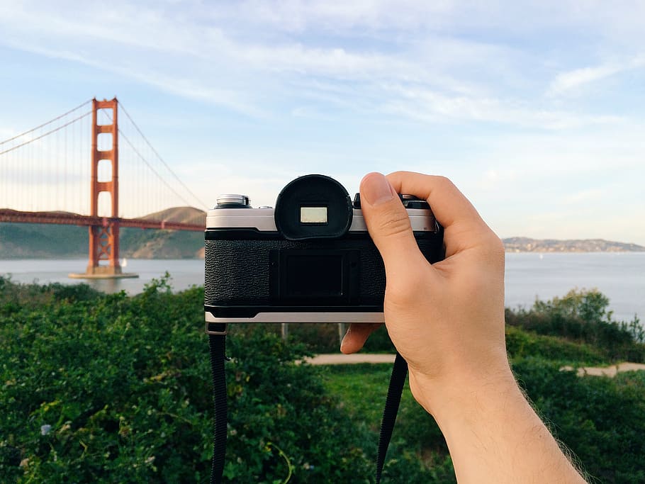 person taking photo of golden gate bridge, camera, vintage, film, HD wallpaper