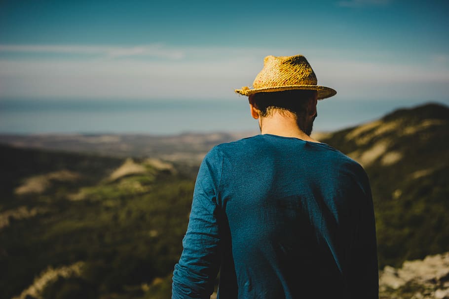man standing on hill, man on cliff under blue sky, adventure HD wallpaper