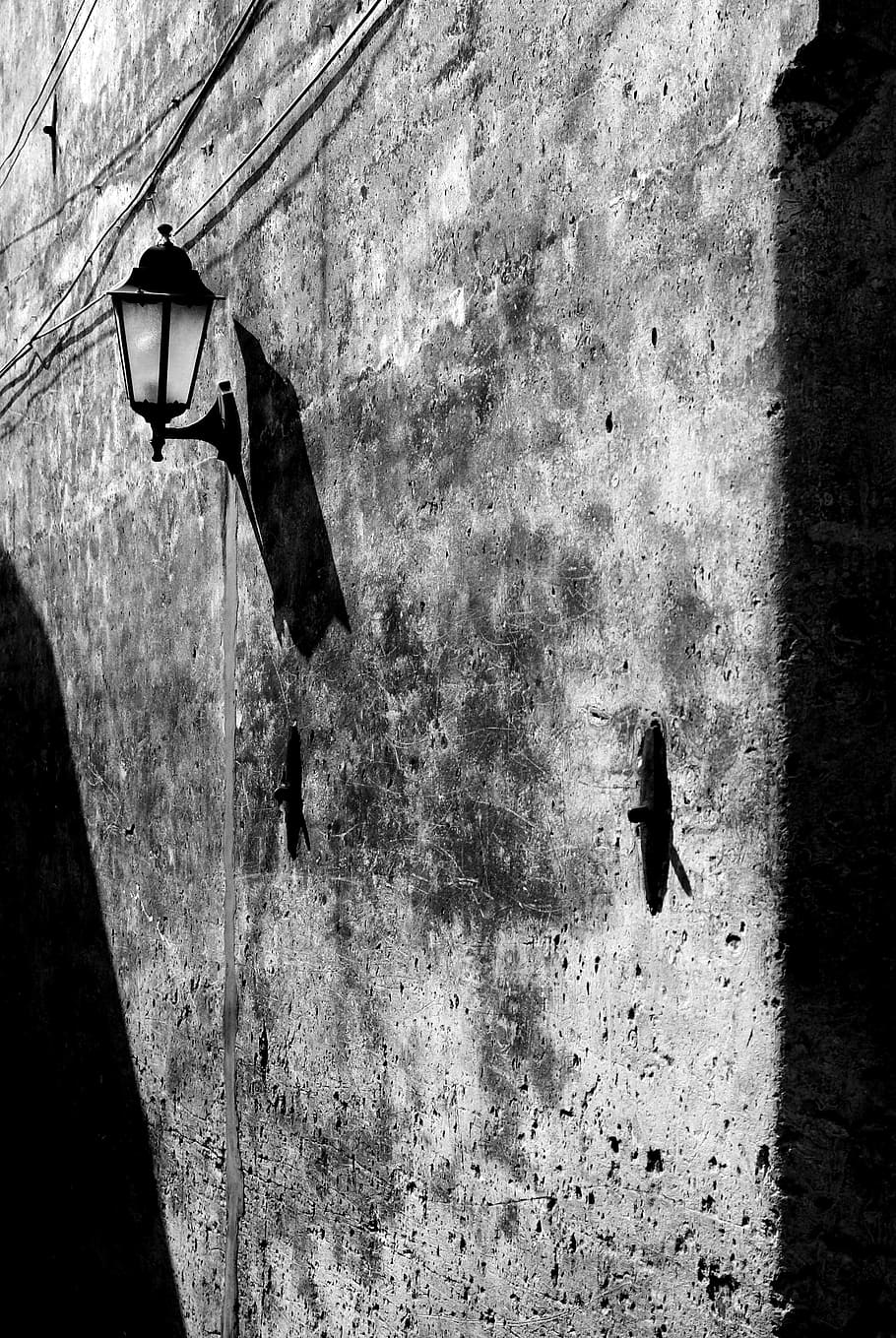 Lamp, Wall, Mottled, the mottled, light and shadow, black and white HD wallpaper