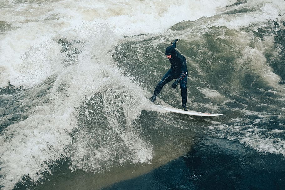 White surf. Картина серфингист бежит против течения. Вейксерфинг Занзибар. Скользить по ровное поверхности моря серфинг. Man surfing web.