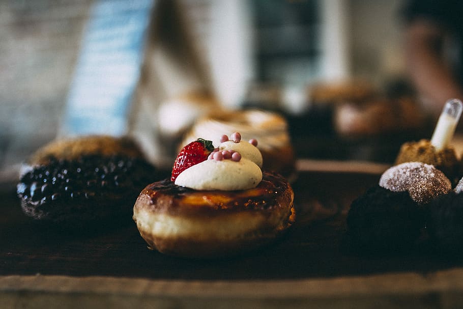 closeup photo of cookies, closeup photo of deserts, food, strawberry HD wallpaper