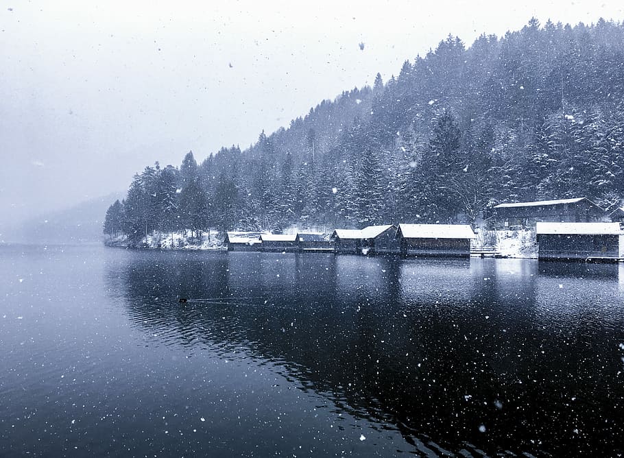 village beside body of water covered in snow, brown wooden houses near body of water HD wallpaper