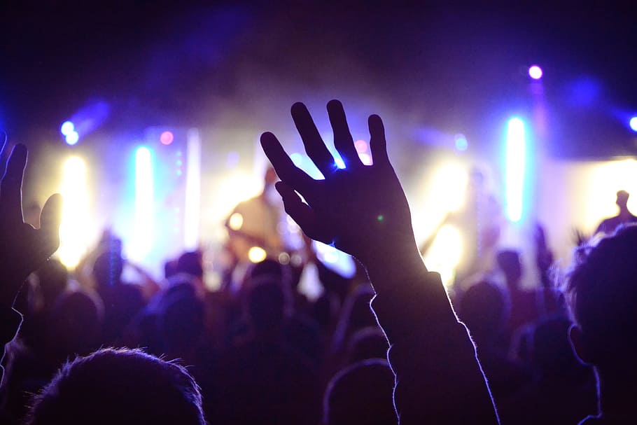 person's rai\sing hand, group of people on concert stage, band concert, HD wallpaper