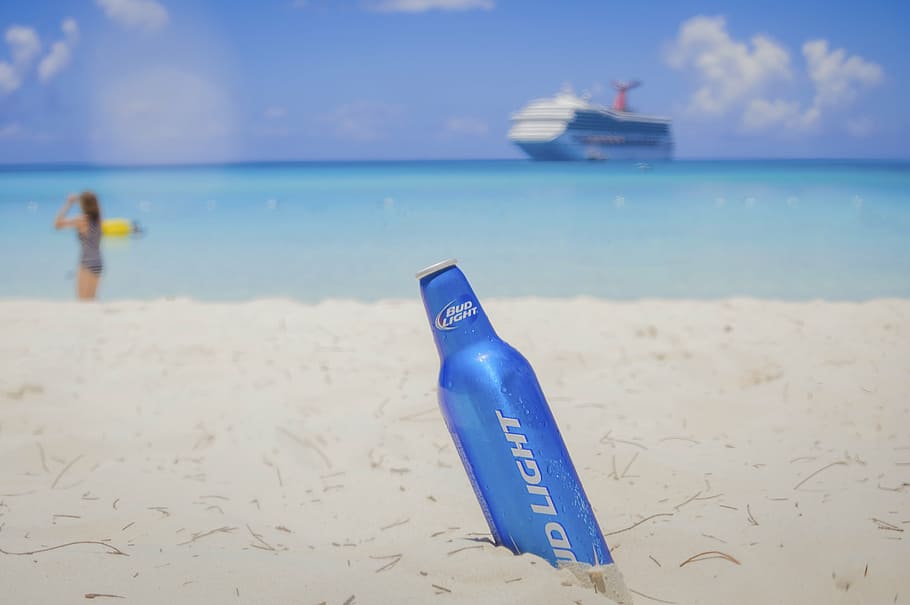 blue Bud Light on white sand by the seashore, selective, photography, HD wallpaper