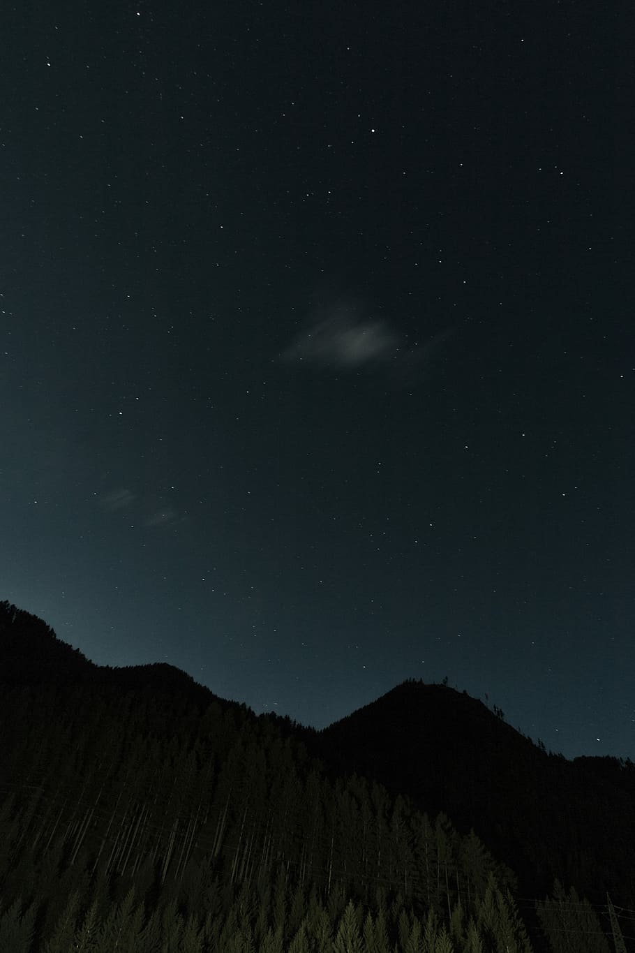 silhouette of mountain under gray sky at night, mountain under twinkling stars at nighttime HD wallpaper