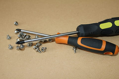 three screwdrivers on bunch of bolts, screws, magnetic point HD wallpaper