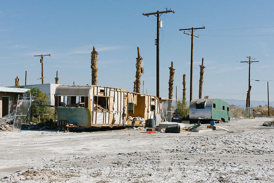 Houses move and houses speak, brown camper trailer, caravan, abandoned HD wallpaper