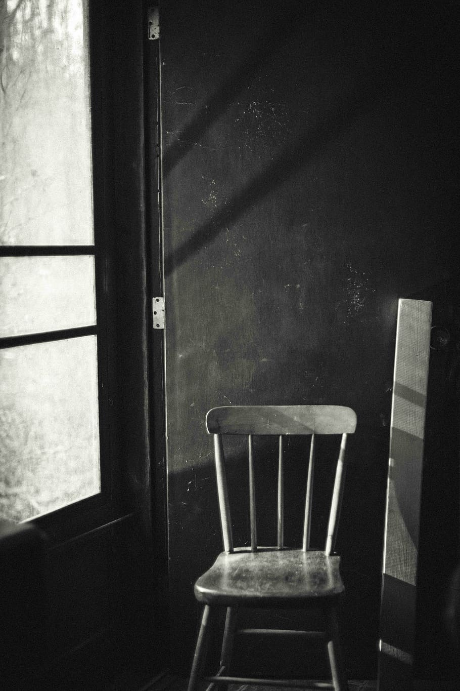 windsor chair leaning on door, gray, scale, photo, room, dark HD wallpaper