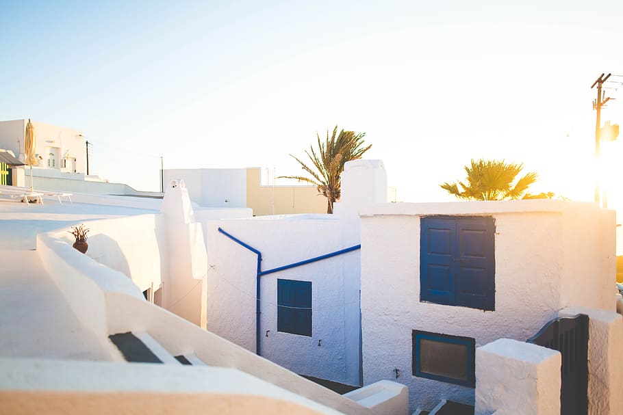 sun rays on white concrete building, white concrete building during day time HD wallpaper