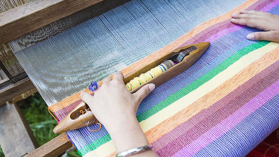 close-up of a weaver's hands on weaving machine, weaving loom, HD wallpaper