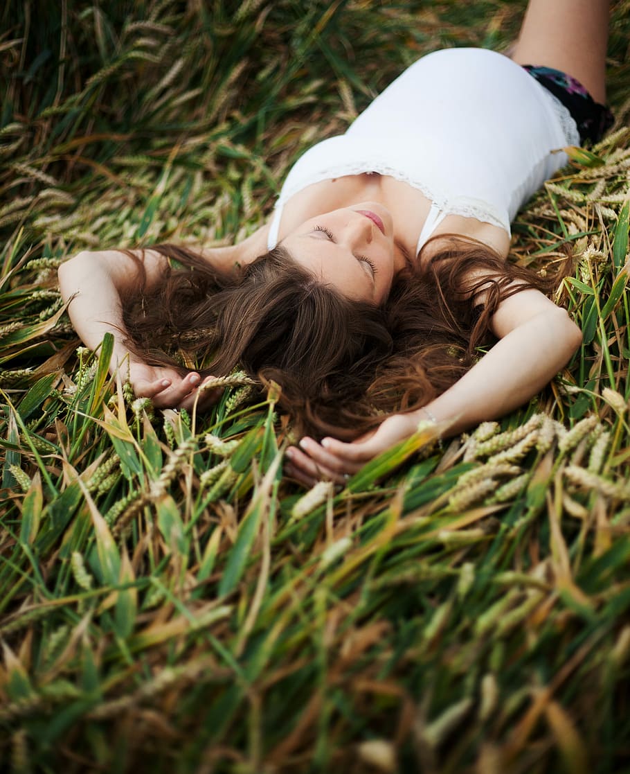 woman lying on grass field selective focus photo, Pregnant, Pregnancy, HD wallpaper