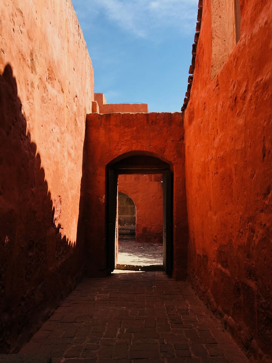 Calle, brown concrete building, wall, red, door, doorway, architecture HD wallpaper