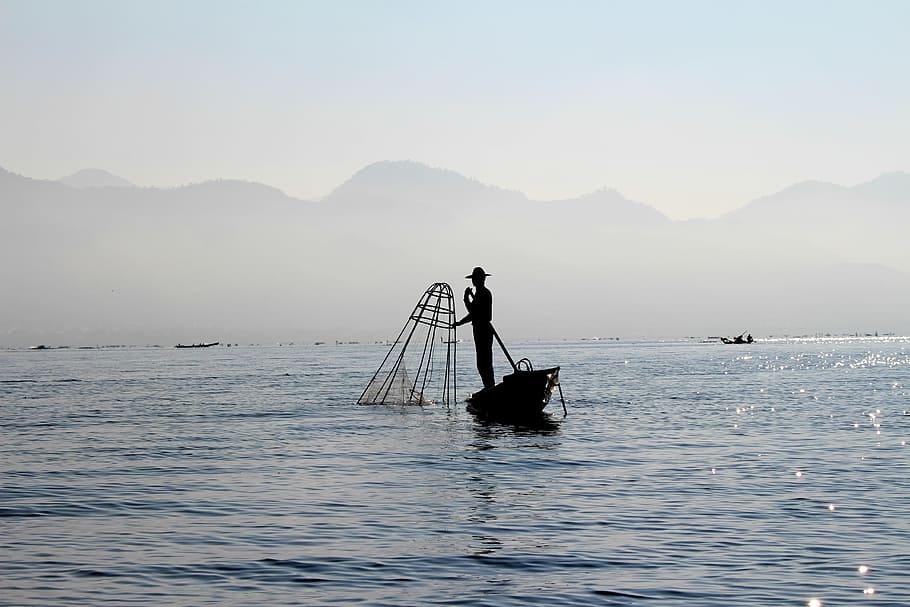 silhouette of man on boat in distant of mountain, Fisherman, Inle Lake, HD wallpaper