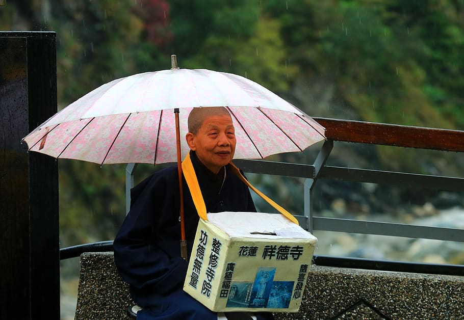 monks, taiwan, temple, umbrella, wet, protection, rain, security HD wallpaper
