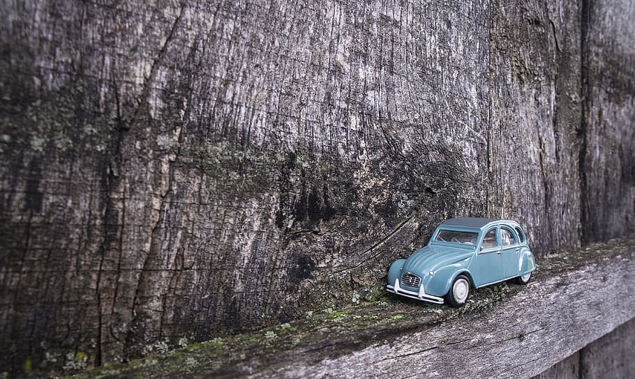blue Volkswagen beetle die-cast model on gray wooden board HD wallpaper