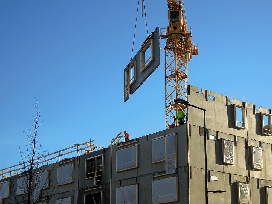 t crane pulling house window panel under blue sky, construction site, HD wallpaper