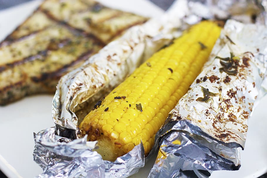 cooked corn on plate, cob, grilled, yellow, corncob, food, summer HD wallpaper