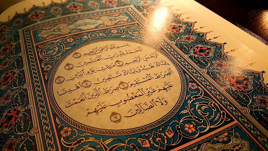 Thảm trải sàn màu xanh đỏ tuyệt đẹp đồng hành cùng những kinh Quran, Chữ Thánh và nét vẽ về đạo Hồi giáo. Họa sĩ đã tạo ra một bức tranh chi tiết về văn hóa và tôn giáo này, kèm theo những cách tổ chức rượu truyền thống độc đáo.