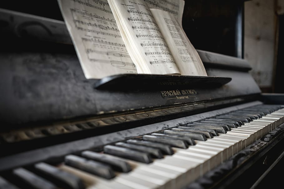 black upright piano, selective focus photography of black and white piano, HD wallpaper