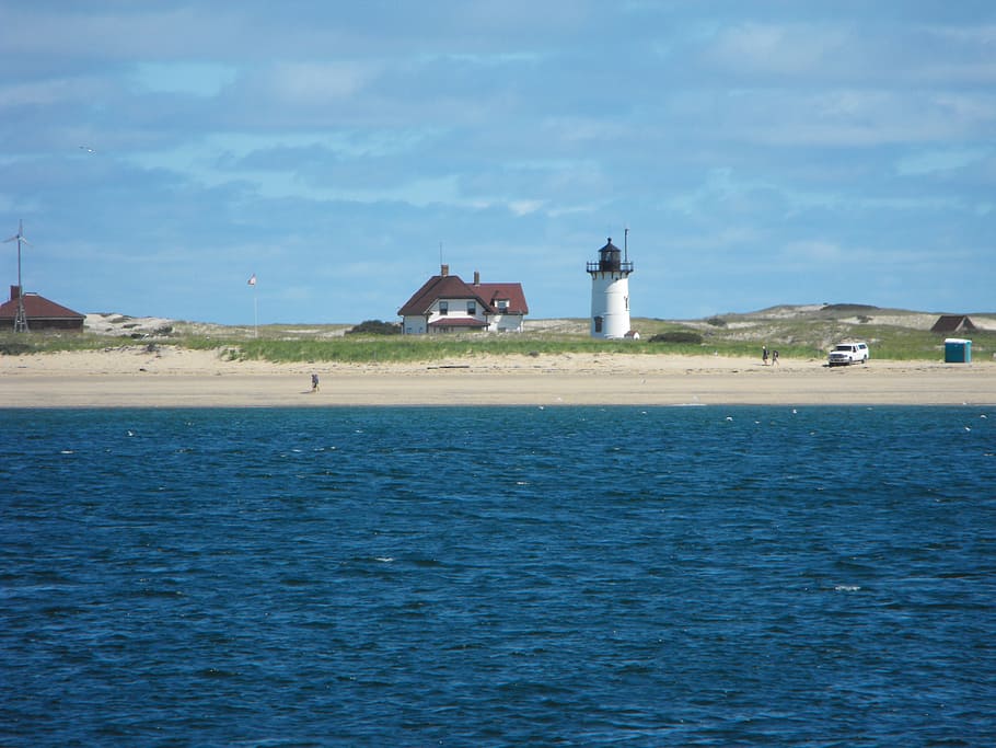 brown house near white lighthouse in front of ocean, cape cod HD wallpaper